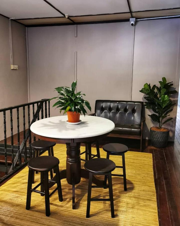 Treehouse Hostel Кучінг Екстер'єр фото