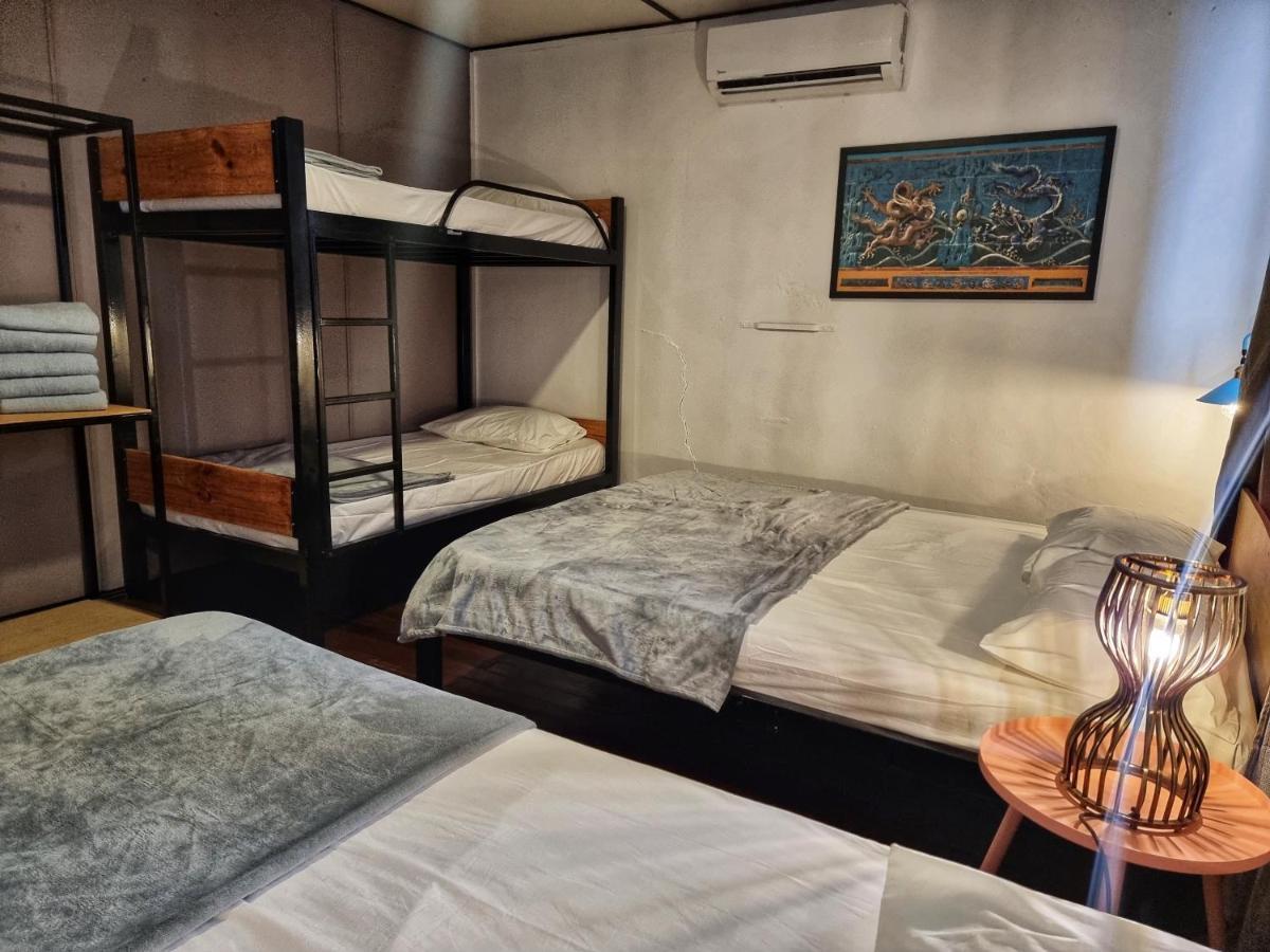 Treehouse Hostel Кучінг Екстер'єр фото