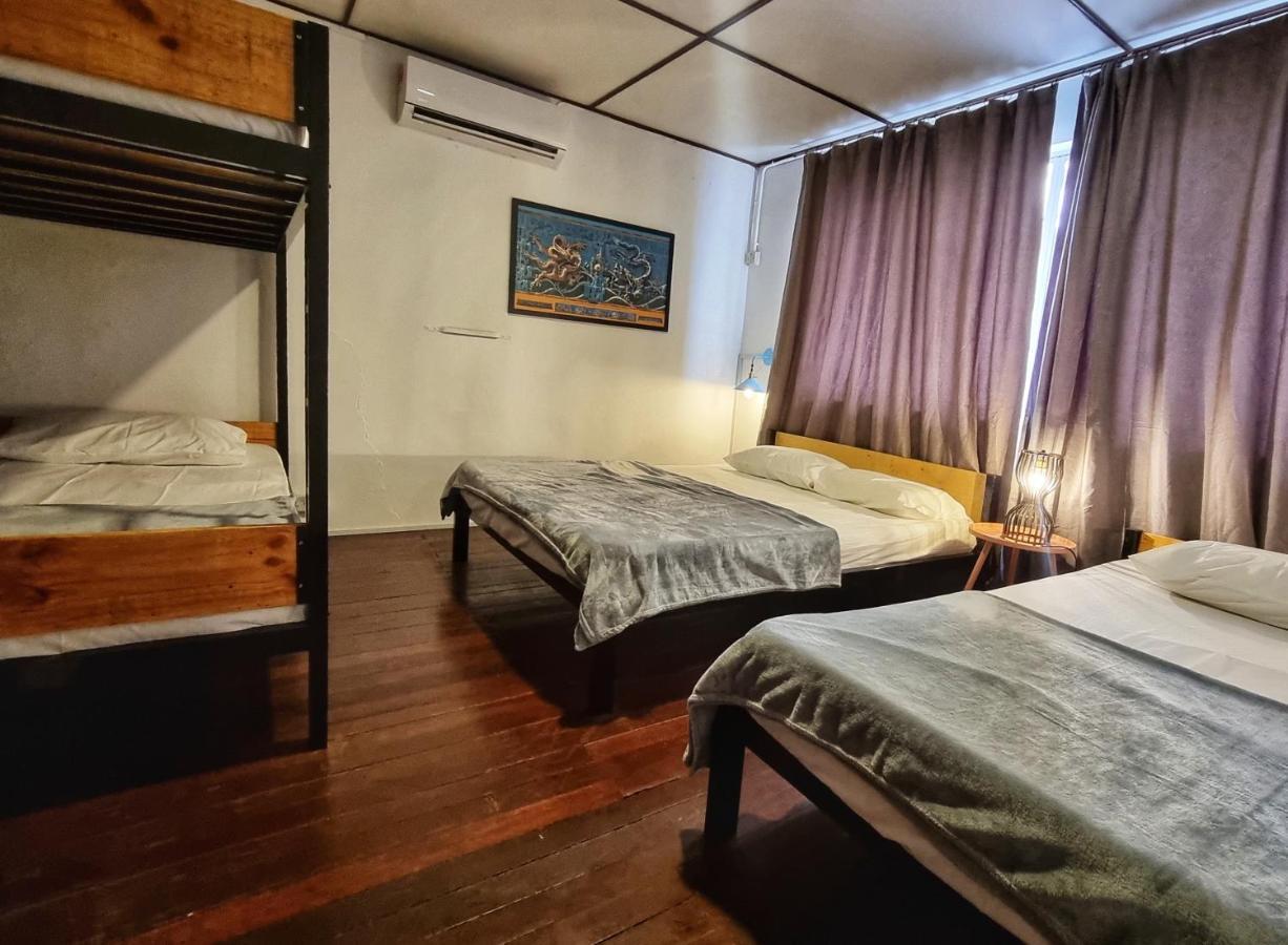 Treehouse Hostel Кучінг Екстер'єр фото